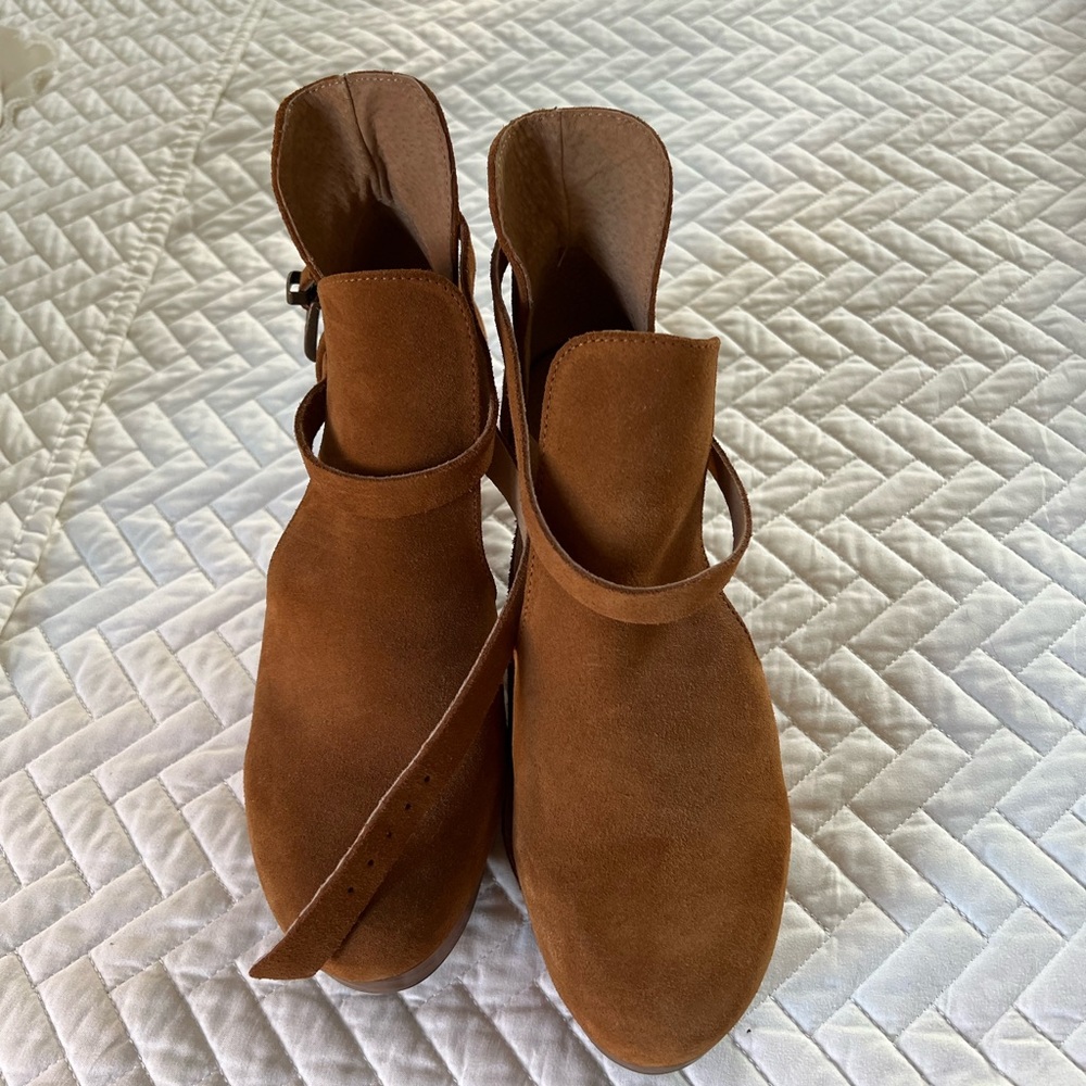 Free people suede clogs only worn twice. Size 38